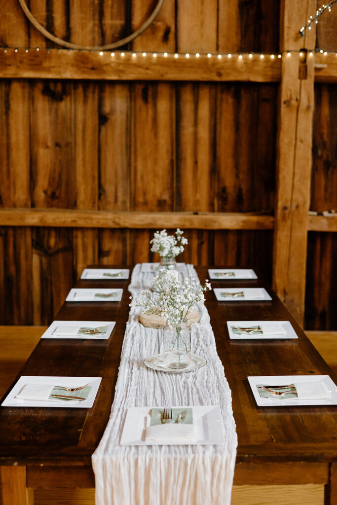 Romantic rustic wedding table decor.